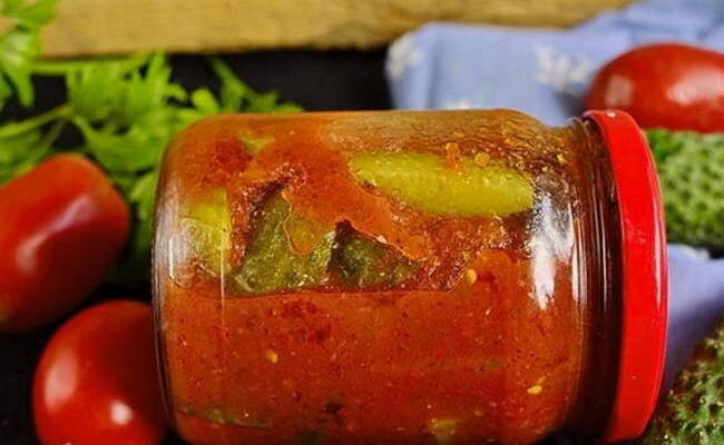 Рецепт: Огурцы и помидоры в томатном соке.