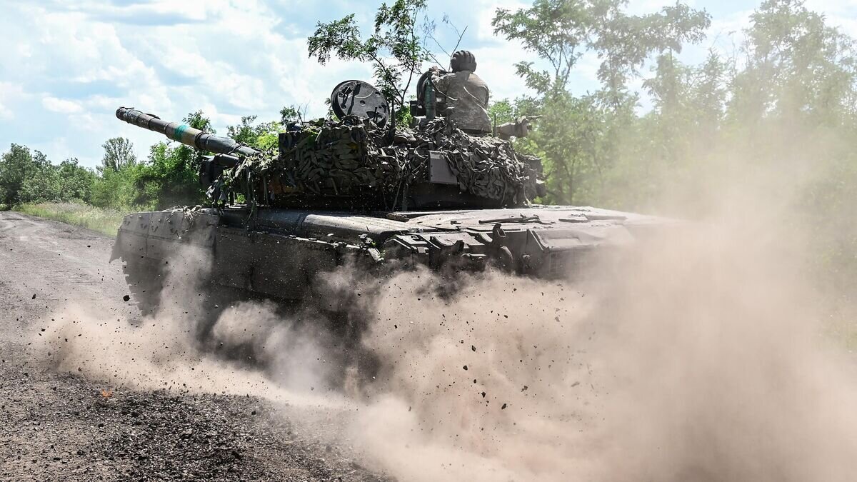    Украинские военнослужащие на танке Т-72© AFP 2022 / Miguel Medina