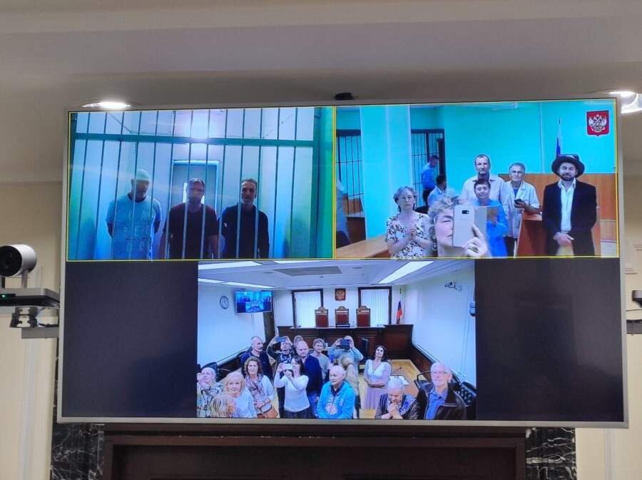 Подозреваемые во время суда находились в СИЗО Новосибирска, процесс между тремя городами - Кемерово, Новосибирск и Москва - проходил с помощью видеосвязи