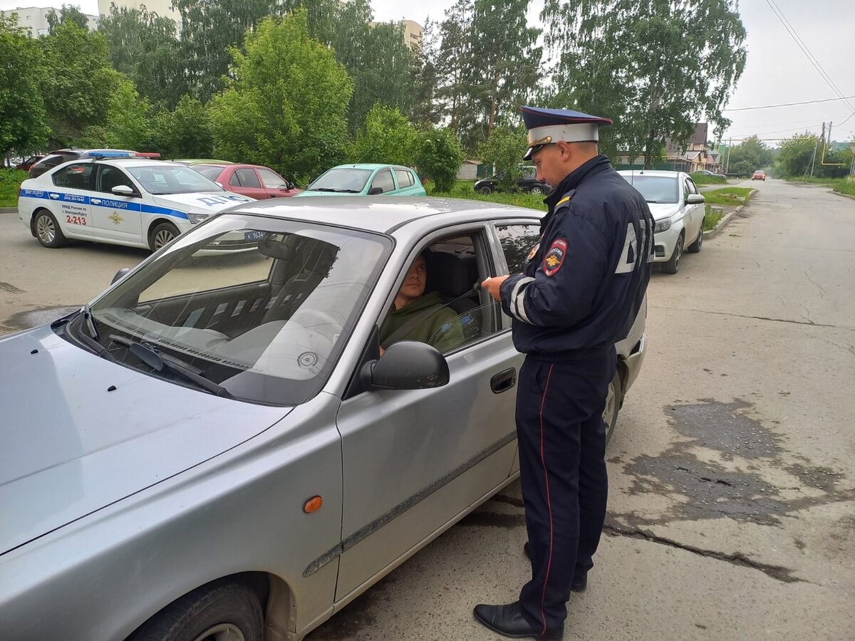 Досмотр багажника сотрудником дпс
