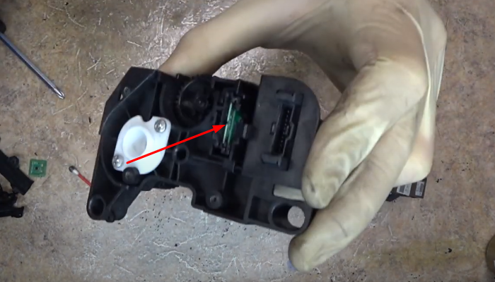 Фото 88. Сдвигаем магнитный ролик в сторону красной стрелки