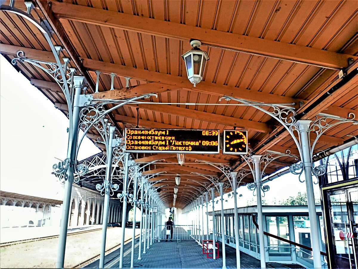 Платформа на вокзале Новый Петергоф