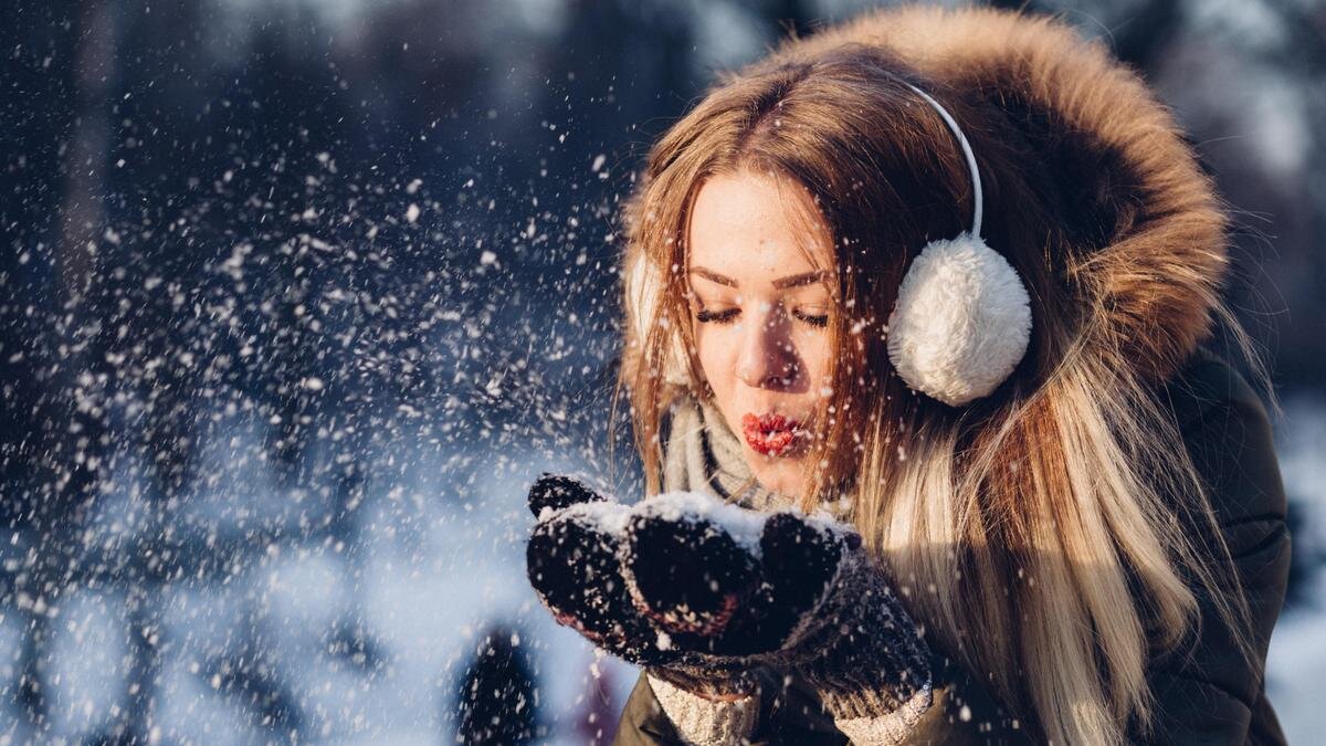    Девушка сдувает снег с ладоней:Unsplash/freestocks