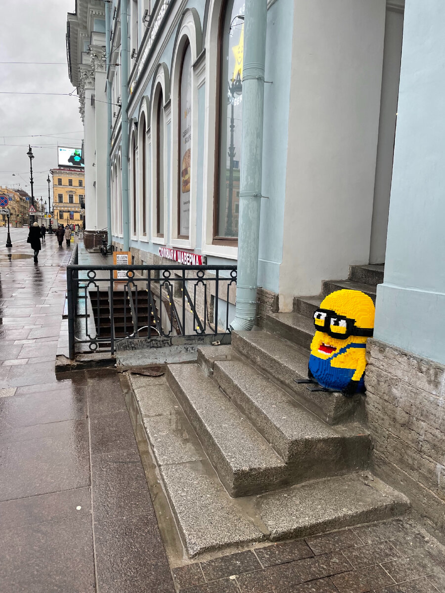 Вот этот товарищ приглашает всех в музей 