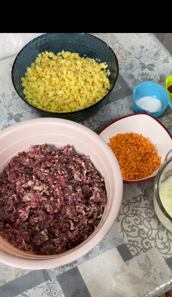 Нарезам ингредиенты, объединяем и перемешиваем