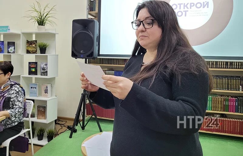    Автор статьи, корреспондент «Нижнекамской правды» Ландыш Саярова читает стихотворение Федора Сологуба «Недотыкомка серая»