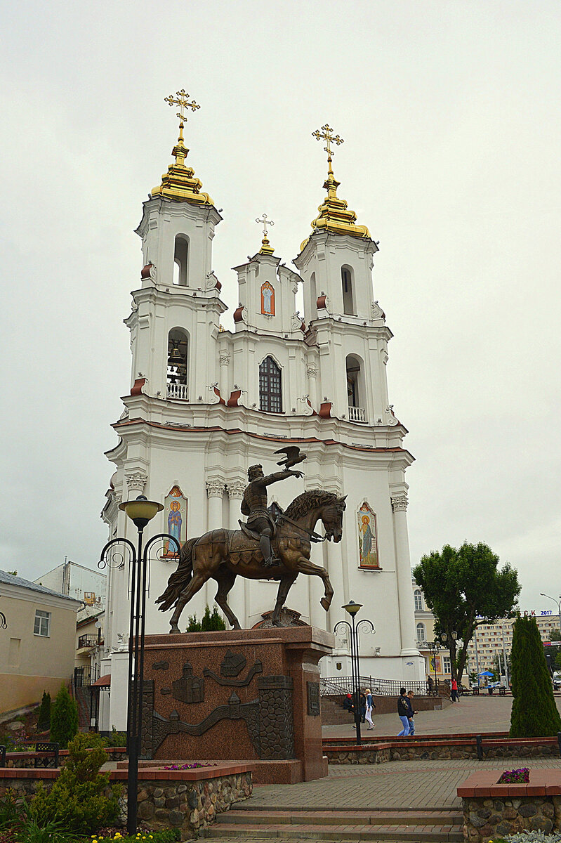 Воскресенская церковь и памятник Ольгерду. Все фотографии в статье мои. 