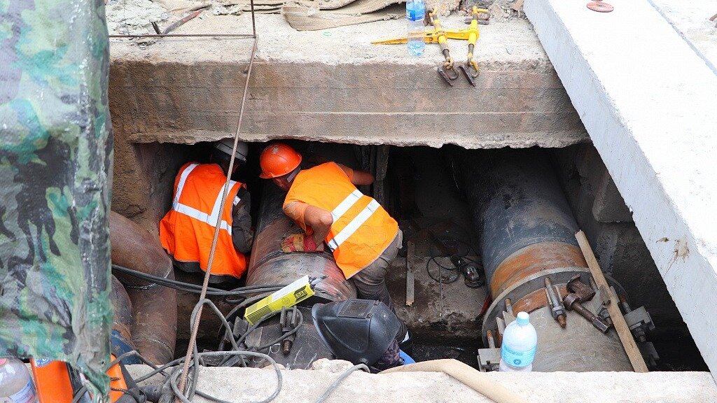     На участке этой улицы проходят работы по обновлению тепломагистрали.