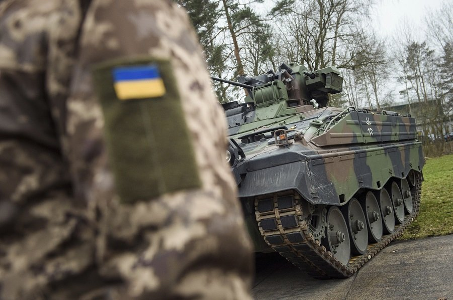 Украинский солдат стоит перед БМП Marder на тренировочном полигоне немецких вооруженных сил Бундесвера - Фото: Gregor Fischer/AP/TASS