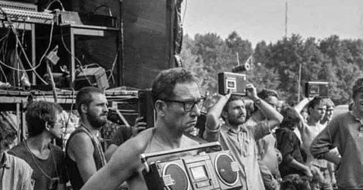 У нас тоже был магнитофон на батарейках, но фото не сохранилось