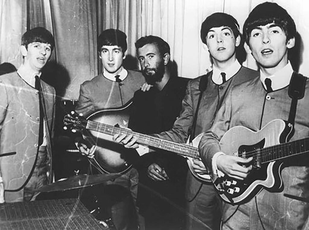 Ройстон Эллис с группой The Beatles на острове Гернси в 1963 году, через три года после того, как пути поэта и музыкантов впервые пересеклись в Ливерпуле.