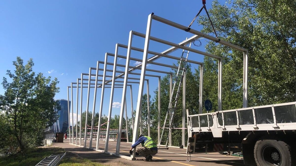     На острове Татышев демонтируют арку у Виноградовского моста. Её решили убрать по просьбе жителей.