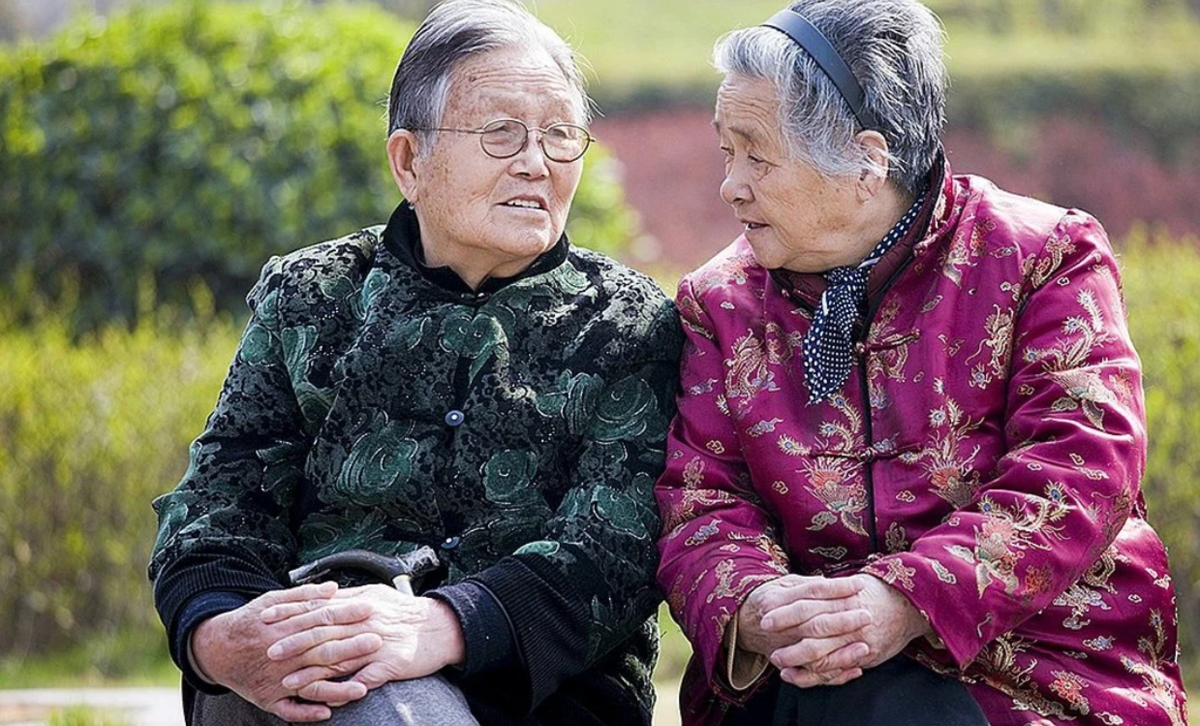 В китае есть пенсия. Пожилой китаец. Китай пожилые люди. Китайские пенсионеры. Старики в Китае.
