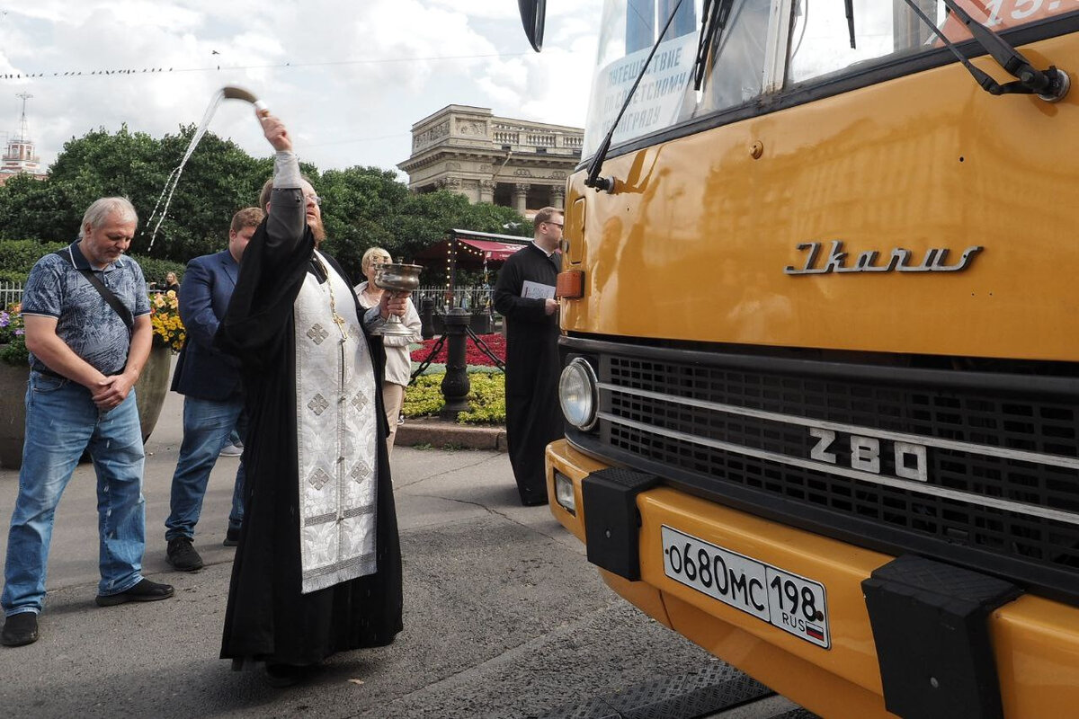 В центре Петербурга, у памятника Барклаю де Толли на Казанской площади,  днем 25 августа освятили раритетные автобусы «Икарус». Читайте на  