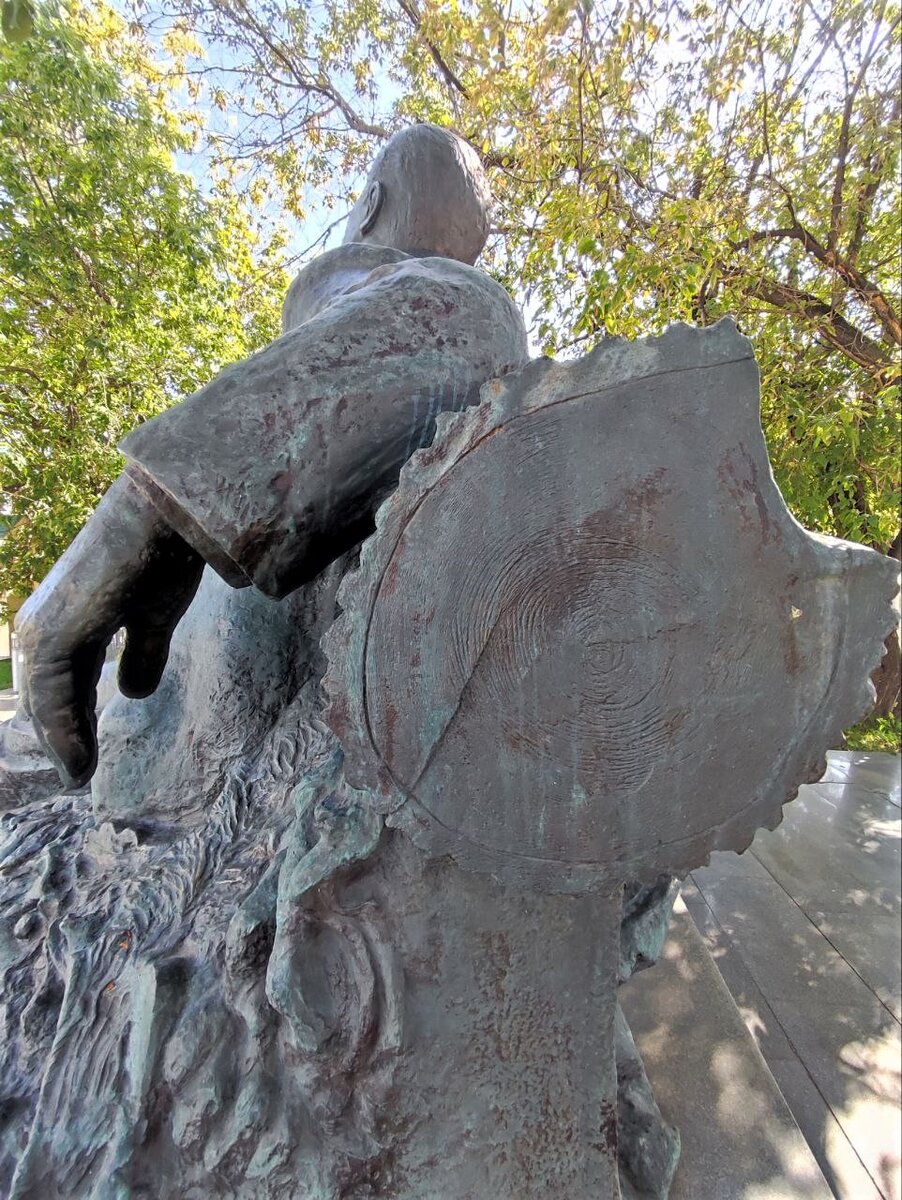 Памятник Федору Шаляпину в Москве на Новинском бульваре. Источник — dzen.ru/pa_myatnik