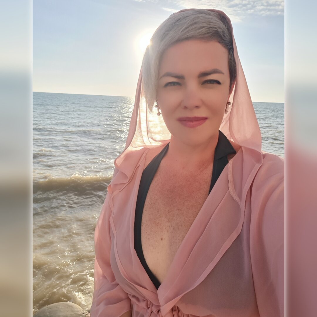 У меня вся грудь, спина и руки в конопушках. В подростковом возрасте целыми днями жарилась на солнце и постоянно обгорала. Благо, хоть лицо прятала под кепкой.. Катя, Автор канала 