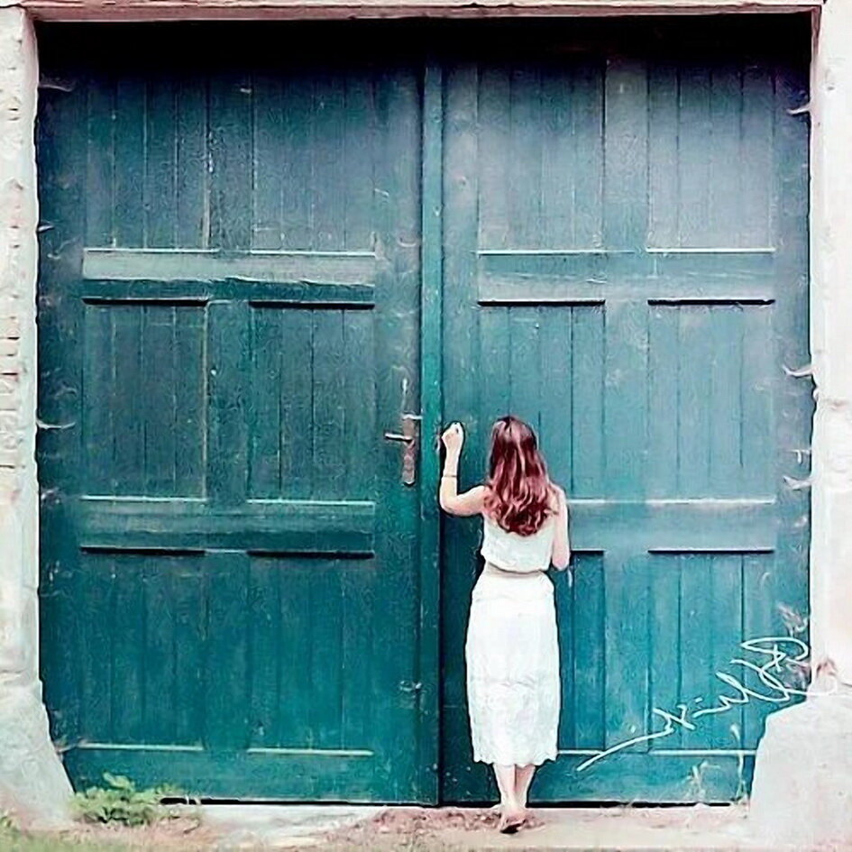 Любовь закрытая дверь. Закрытая дверь. Девушка возле двери. Девушка перед дверью.