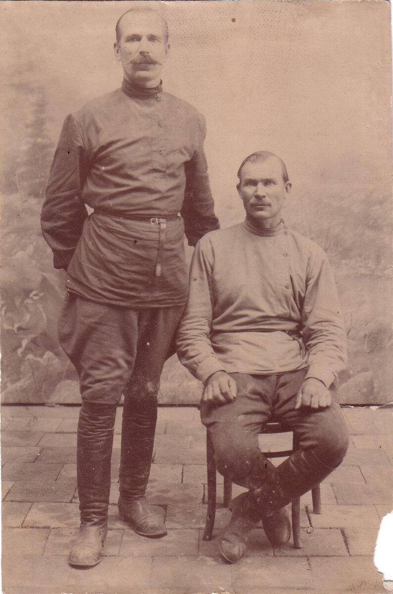 Полковник Паппенгут (стоит) и адъютант атамана Дутова есаул Могутнов (сидит)