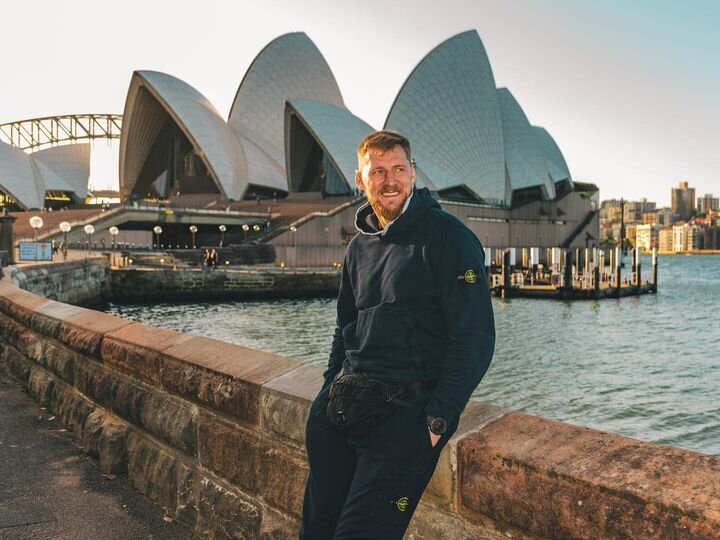 Александр Волков выгуливает Stone Island в Сиднее.