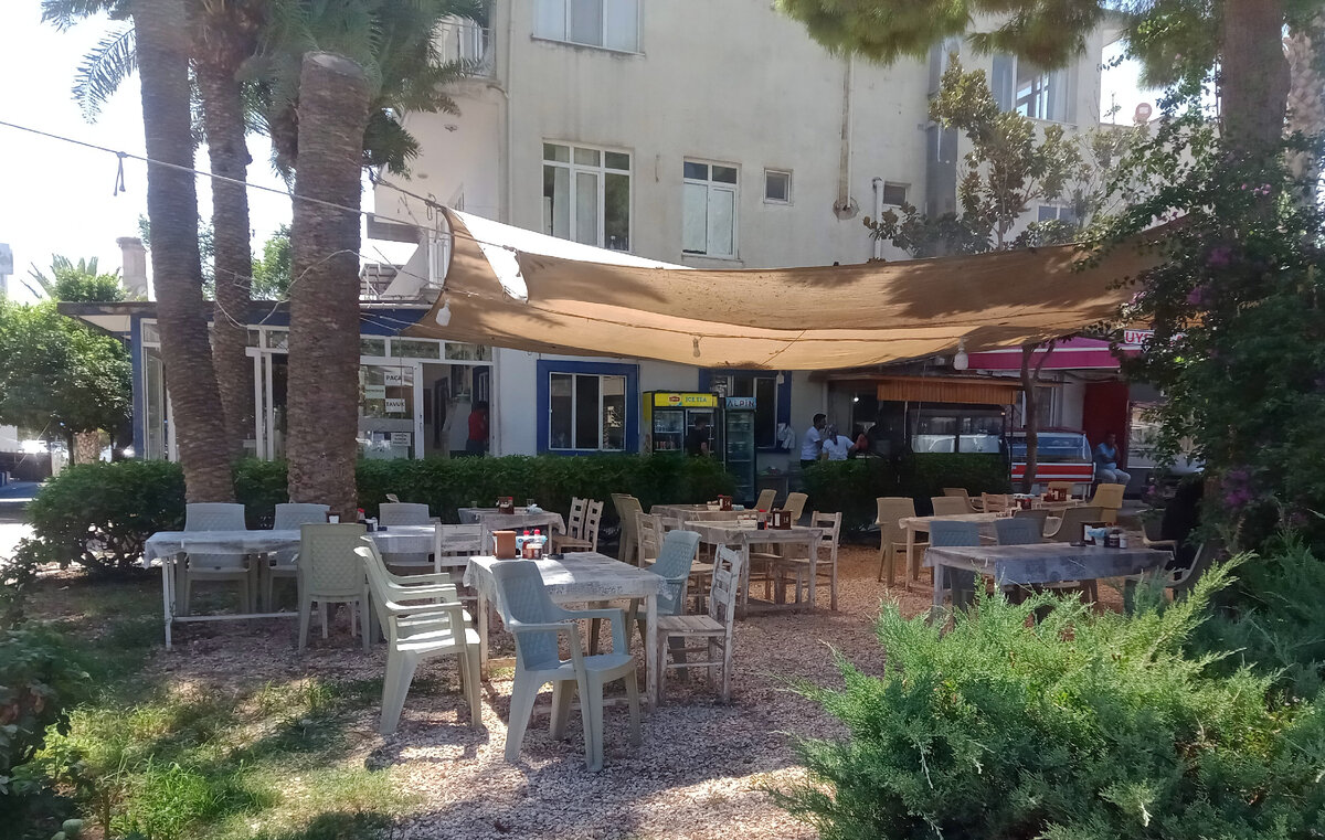 Фото сделано в часы, когда там совсем мало людей