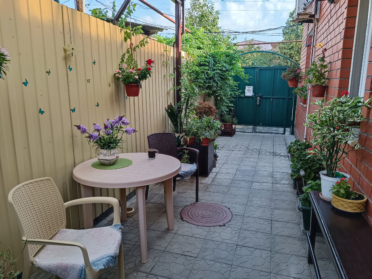 Закрытый дворик в цветах покорил меня с первого взгляда