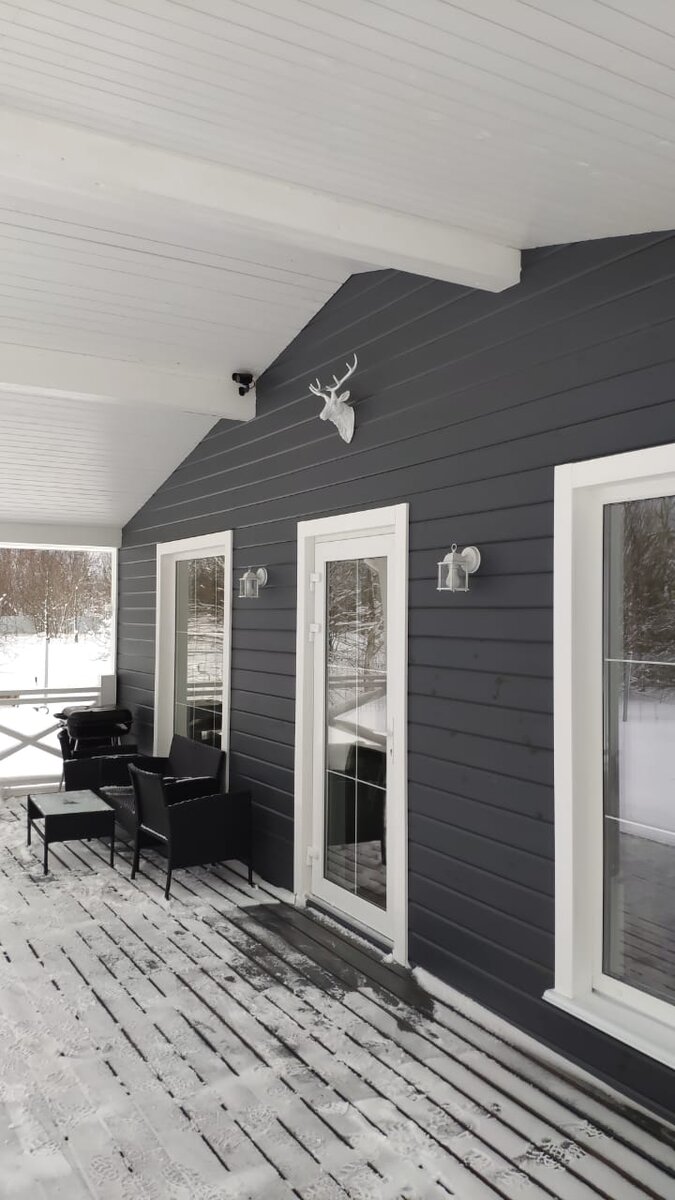 Речь про белую доску от наличников и подшива кровли.