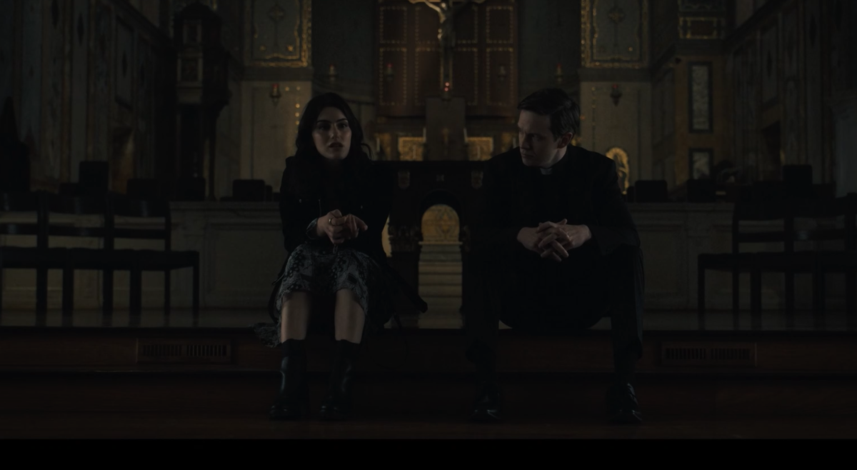 На роль 17 летней молодой мамы выбрана 27 летняя женщина, которая выглядит по меньшей мере на 30. Священник сидит на ступеньках алтаря и ведет абсолютно светскую беседу, сопровождая диалог пошлостями и неуместными шутками про бога. Сложно придумать что-то еще более мерзкое.