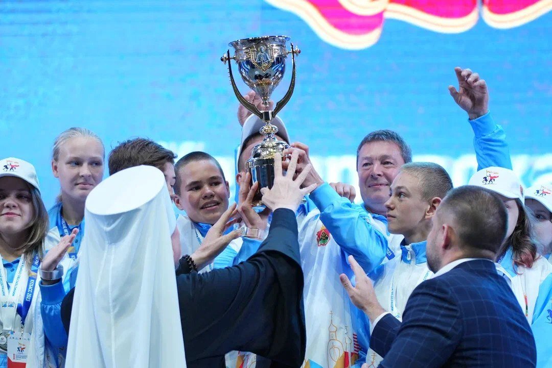 Вручение Кубка. Фото: пресс-служба администрации правительства Кузбасса. 