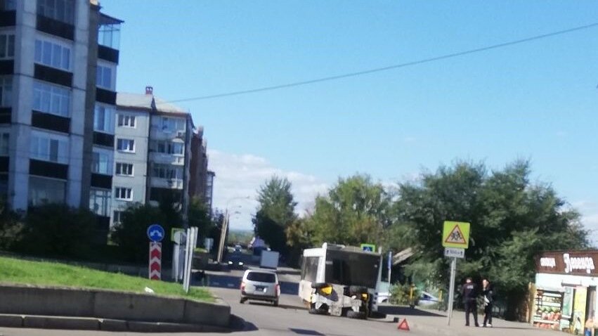     В Красноярске в микрорайоне Ботанический квадроцикл врезался в автобус. Пострадал пассажир.