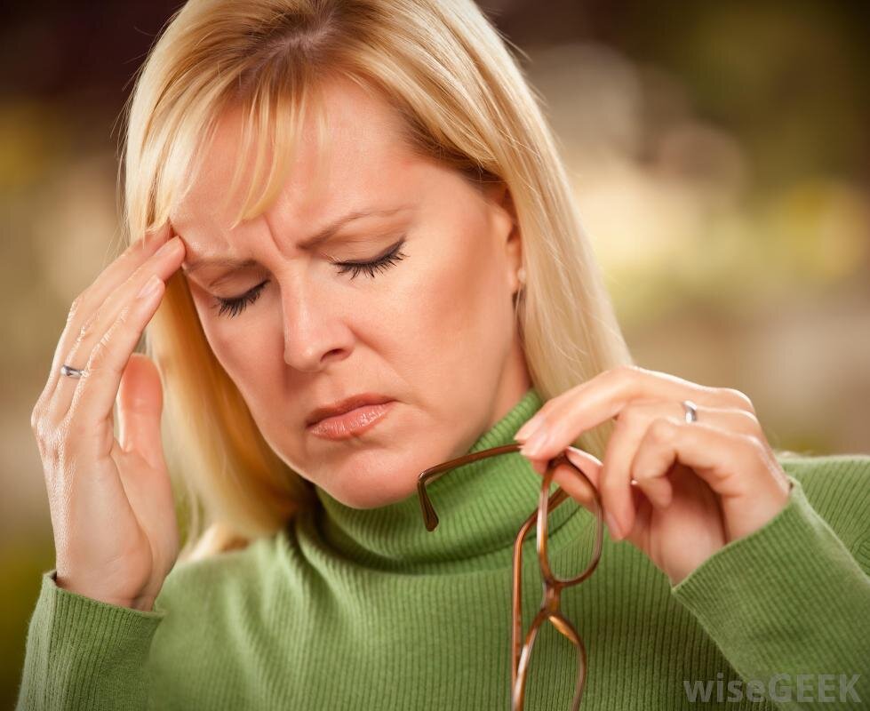  Цефалгия или обычные боли в области головы являются первым признаком наличия опухоли. В 35% случаев именно постоянная, сказывающаяся на качестве жизни головная боль заставляет людей обратиться к врачу, и им выявляется злокачественная патология. Головные боли по утрам должны вызвать тревогу, если они возникают часто и настолько причиняют дискомфорт, что человек пробуждается и не может уснуть снова. Опухолевые клетки делятся гораздо быстрее, чем ткани головного мозга, поэтому выделяют продукты жизнедеятельности и распада. Венозные стенки истончаются, сужаются, и кровеносная система не в состоянии справится с оттоком крови, что вызывает застойные явления внутри черепной коробки. Это особенно заметно под утро, потому что в горизонтальном положении жидкость не имеет оттока на протяжении 6–8 часов. Это провоцирует резкую, словно вспышка света, головную боль. Она возникает во сне, когда спящий невольно поворачивается набок или меняет позу тела. Отёк увеличивает внутричерепное давление, причиняя невыносимую боль. Болезненные ощущения немного стихают только тогда, когда человек встаёт и начинает передвигаться по комнате. Кровоток возобновляется, улучшается мозговое кровообращение, и самочувствие улучшается. 