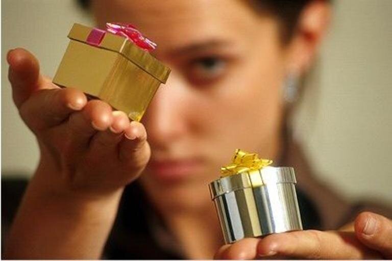 Сегодня нужно выбросить те вещи, которые Вам не нравятся, в том числе и подарки