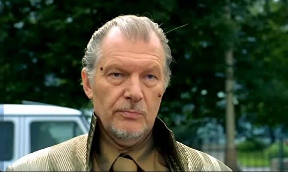 изображение из фильма ДаунХаус. в свободном доступе. Кто поймет то и хорошо