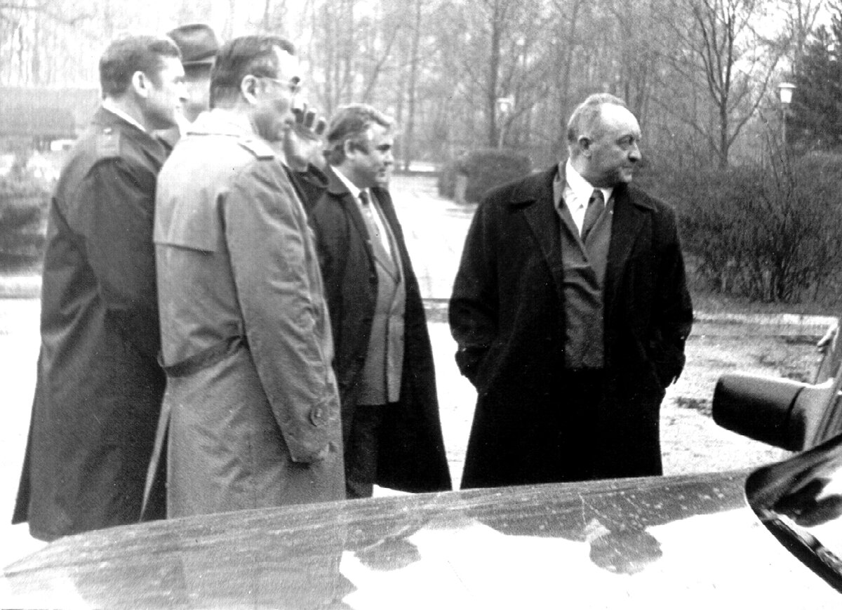 Фота Зміцера Хаміцэвіча. Ля заводакіравання Светлагорскага ВА "Хімвалакно".Другі зправа дырэктар прадпрыемства Анатоль Джус.
