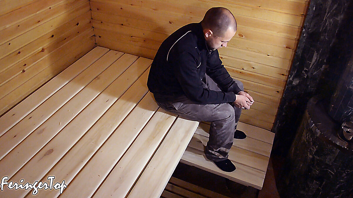 Небольшая, но функциональная скамейка около печи