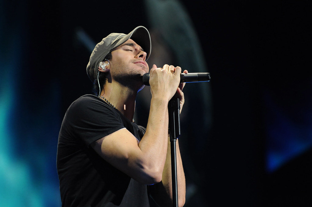 Самые популярные песни энрике. Певец Enrique Iglesias. Энрике Иглесиас фото. Энрике Иглесиас на сцене. Энрике Иглесиас фото с микрофоном.