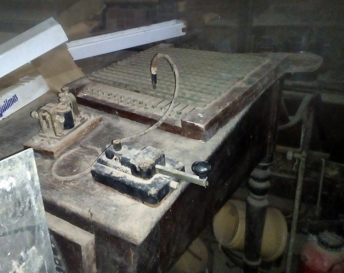 электрический телеграф (Морзе), который использовал магазин для связи со своими контрагентами. 
