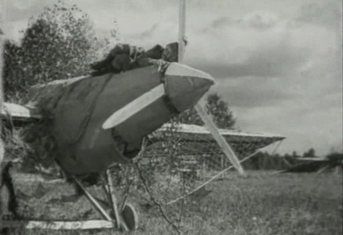 Макеты самолётов на ложном аэродроме хозяйства старшины Семибаба