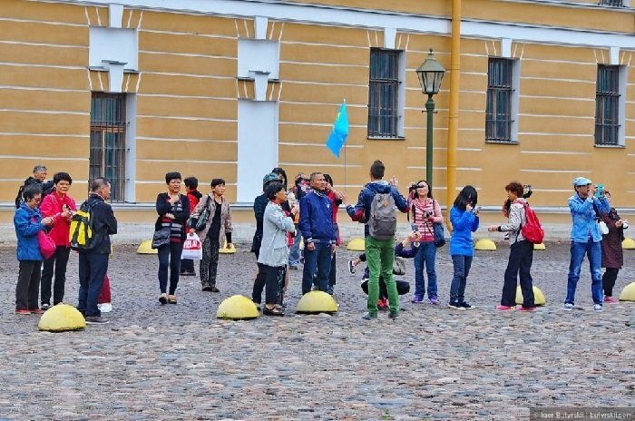 Туристическая группа из КНР в Петропавловской крепости. Фото Igor Butyrskii  
 