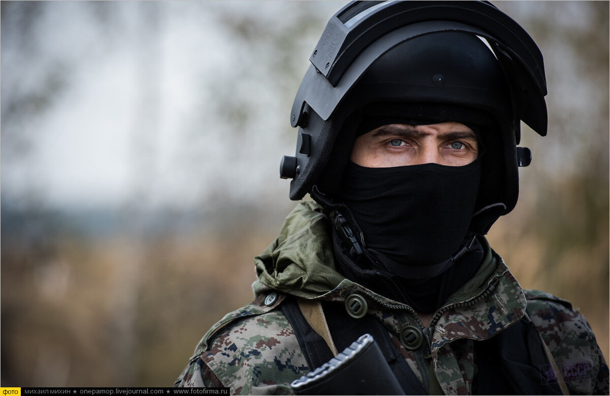 Боец в балаклаве