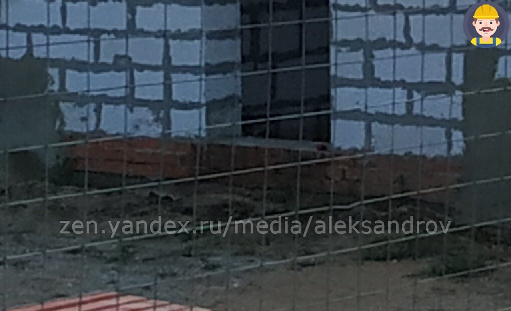 Кирпичный цоколь.