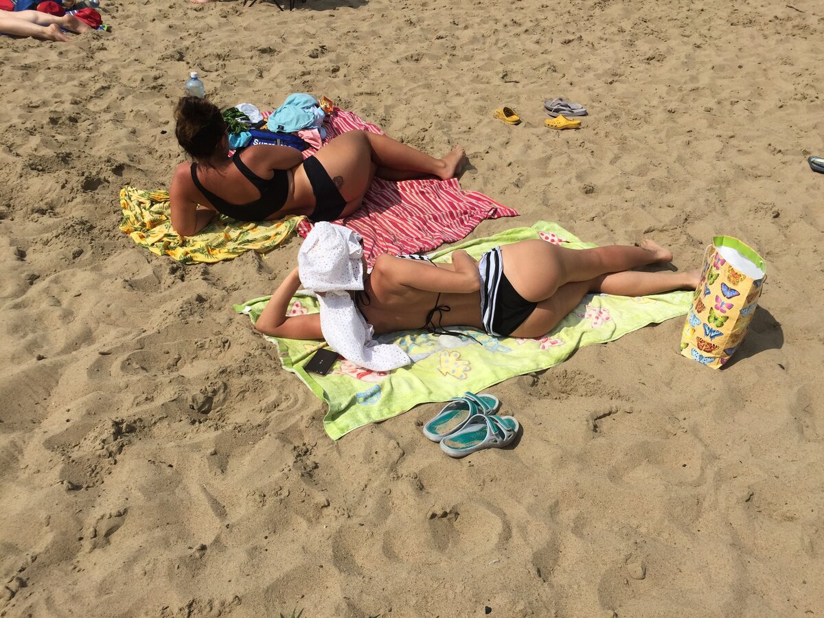 На фото: На "куриных пальцах" оголодавшие россияне лежат без сил на пляже..