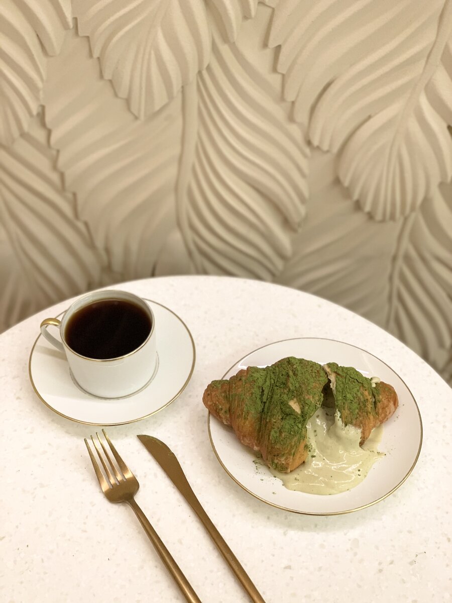 Очень дорогой кофе – фильтр стоит 170 ₽, это я с плохой новости начала. И очень вкусные круассаны, самые французские из тех, что я ела за последний год. Есть классический и с кремом (350 ₽) – на фото фисташковый. Мой итог: 520 ₽.