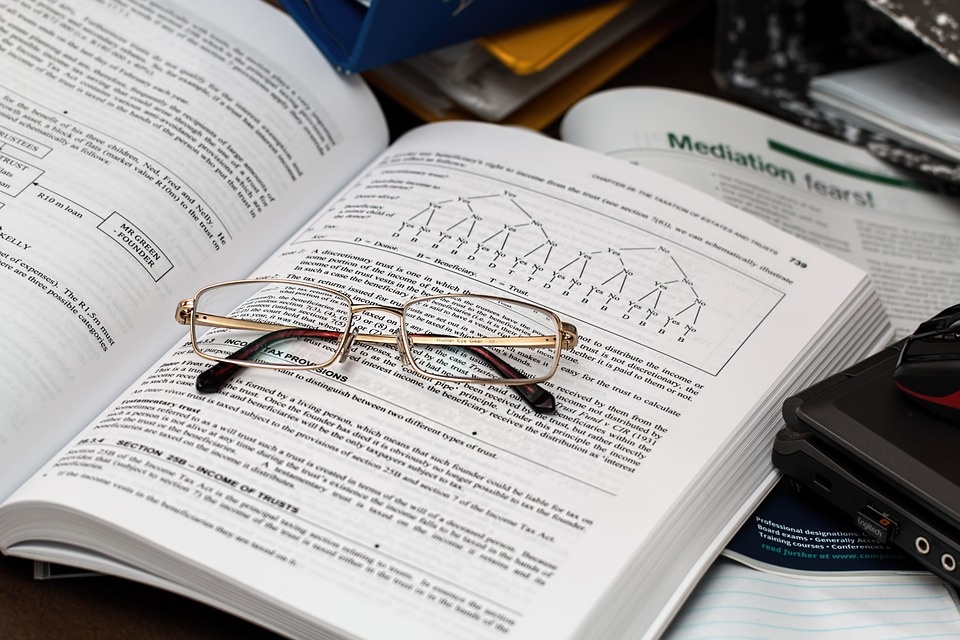 https://cdn.pixabay.com/photo/2015/04/25/13/09/tax-739107_960_720.jpg