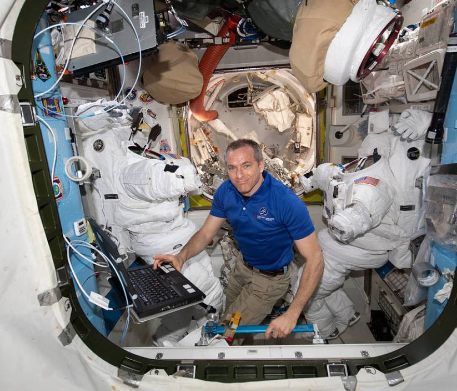 Внутри такой нагроможденной "железной" коробки астронавты проводят многие месяцы на МКС в компании одних и тех же членов команды, и уйти выдохнуть погулять никак не получится