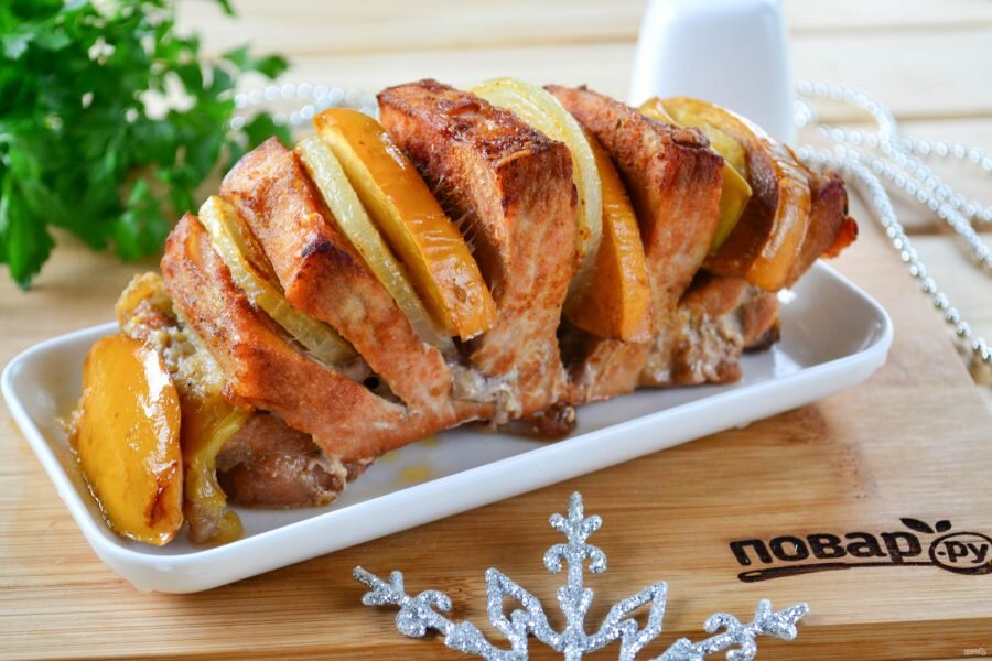 Мясо гармошкой с фруктами