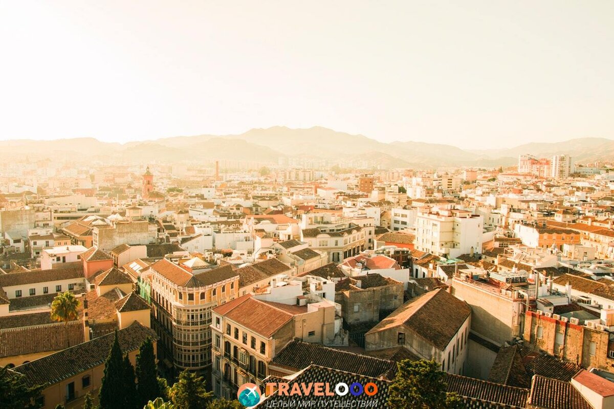 3. Музей Бэйла Фламенко

Прекрасное искусство фламенко, которое включает в себя поэзию, танец, движение и, прежде всего, страсть, не может быть отделено от его глубоких корней в Андалусии и, в частности, в Севилье. Инновационный музей фламенко, созданный в городе местным танцором, воспевает красоту этого чувственного искусства и прослеживает его разнообразное происхождение с помощью серии интерактивных выставок и экспозиций, которые охватывают все его аспекты и рассказывают его историю: от самих танцевальных шагов, через традиционное пение и ритмичную игру на гитаре до эффектных костюмов, которые его характеризуют. Кроме того, живые шоу фламенко проводятся каждый вечер в течение всего года, которые рекомендуется посетить особенно любителям ритмичных танцев.