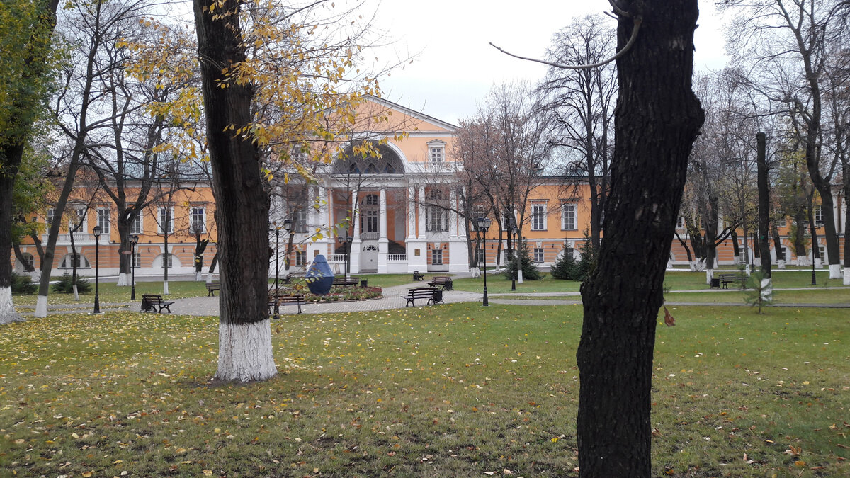 Центральный вход