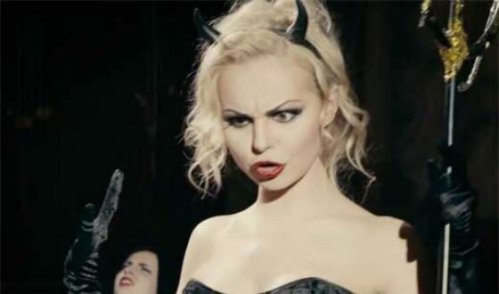 Фото Алисы Вокс в нижнем белье на концерте