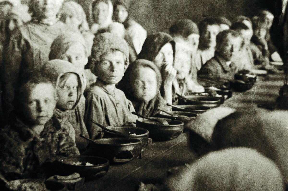 Голод и холод 1932 года.В то время пострадало и погибло очень много детей!