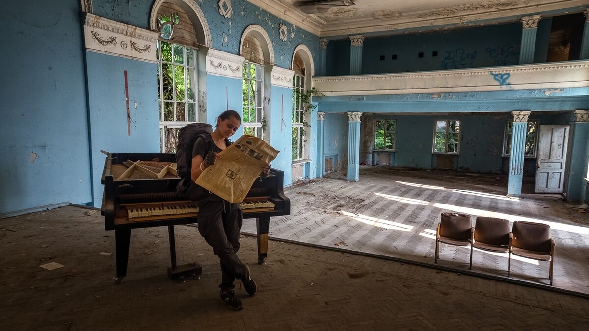 Внутри клуба почти пусто, остался лишь рояль. Фото: Андрей Колчин